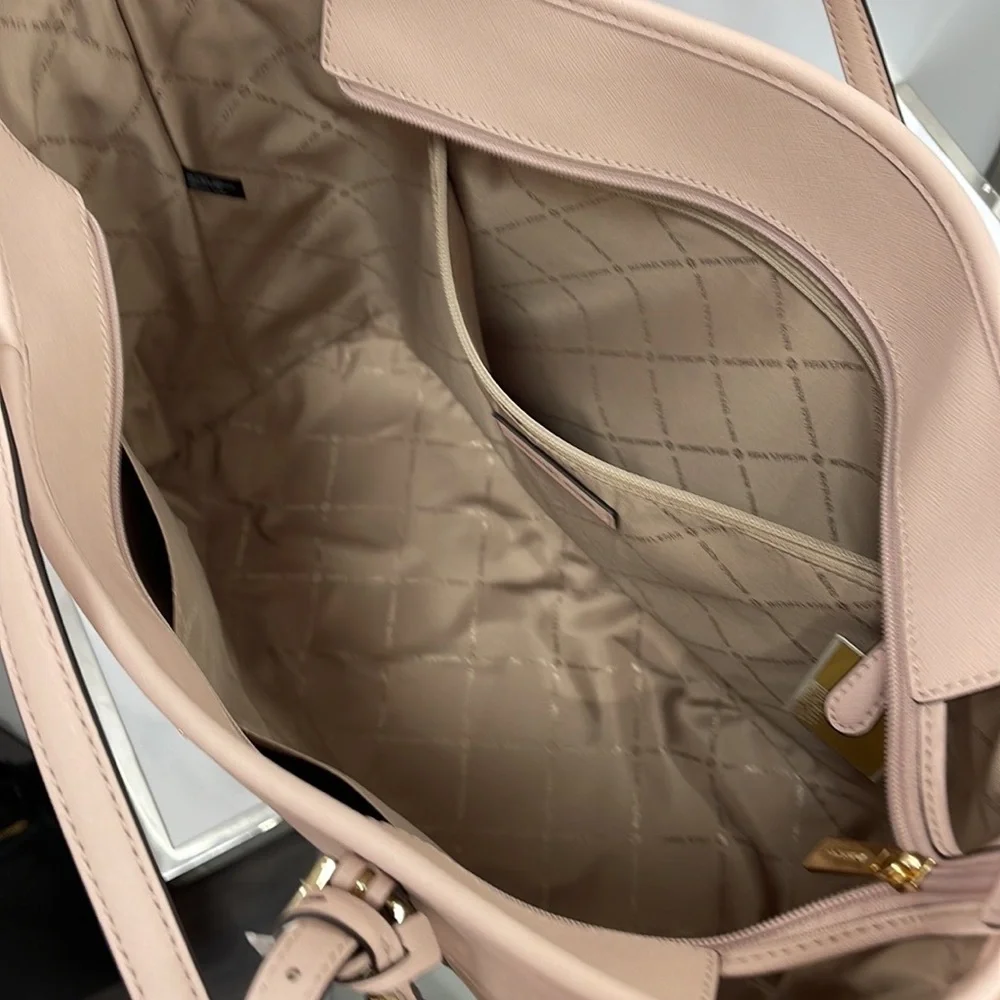 MICHAEL KORS
Jet Set Travel Lg Top Zip Shoulder Tote Saffiano Lthr
Powder Blush - Picture 11 of 16